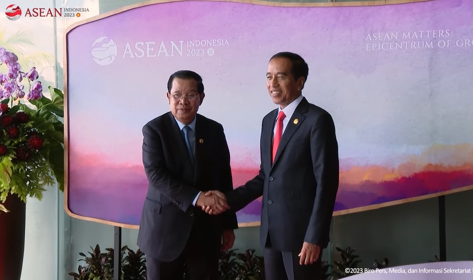 Presiden Jokowi melakukan pertemuan bilateral dengan PM Kamboja Hun Sen di sela forum KTT ke-42 ASEAN. (Foto: PMJ News/BPMI Setpres)