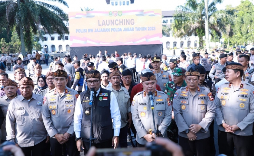 Kabaharkam Polri bersama Gubernur dan Kapolda melaunching program Polisi RW Jawa Barat. (Foto: PMJ News)