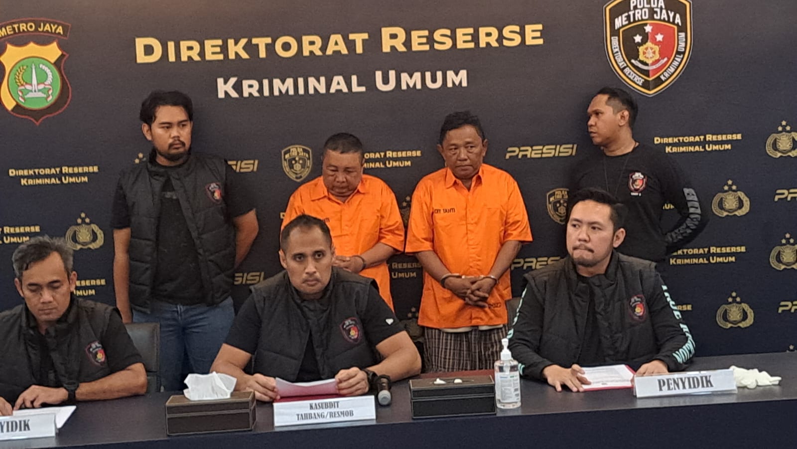 Kanit 2 Subdit Resmob Ditreskrimum Polda Metro Jaya Kompol Maulana Mukarom dan jajarannya. (Foto: PMJ News/ Fajar). 