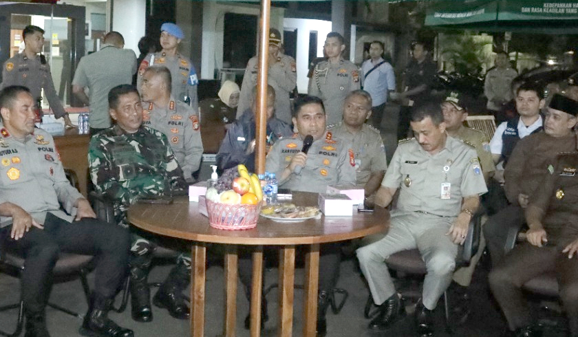 Kapolda Metro Jaya, Irjen Pol Karyoto mendatangi Gang Mayong, Jatinegara, Jakarta Timur. (Foto: PMJ News)