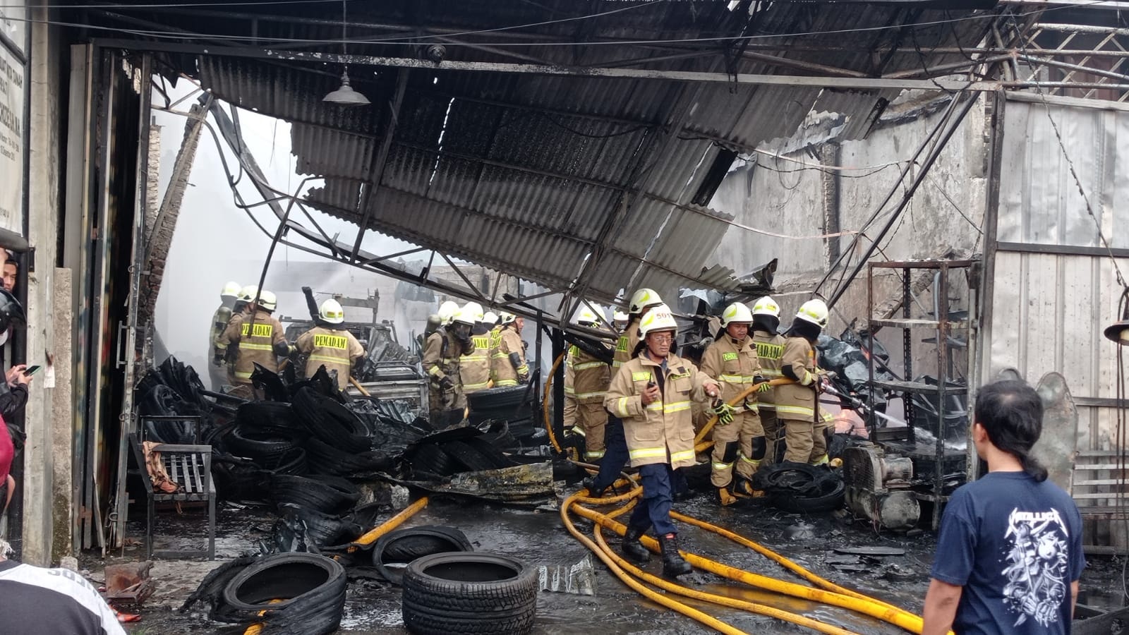 Kebakaran melanda sebuah toko ban di Jalan Jenderal Basuki Rachmat, Rawa Bunga, Jatinegara, Jakarta Timur. (Foto: PMJ News/Fajar)
