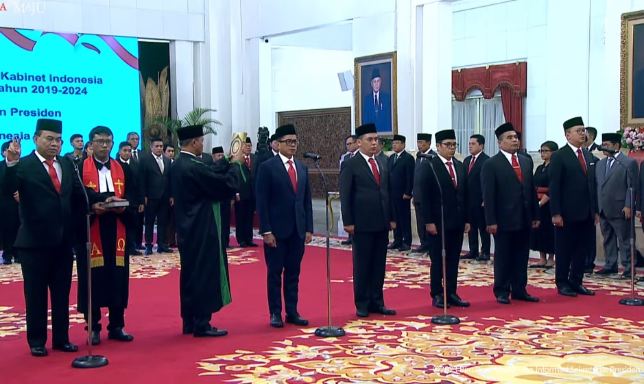 Presiden Jokowi secara resmi melantik Menkomonfo, Wakil Menteri, dan Anggota Watimpres. (Foto: PMJ News/YouTube Setpres)