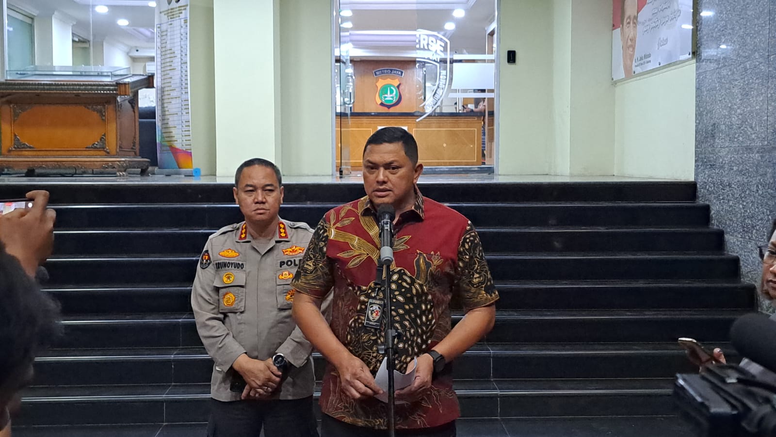 Dirreskrimum Polda Metro Jaya Kombes Pol Hengki Haryadi dan jajarannya. (Foto: PMJ News/ Fajar)