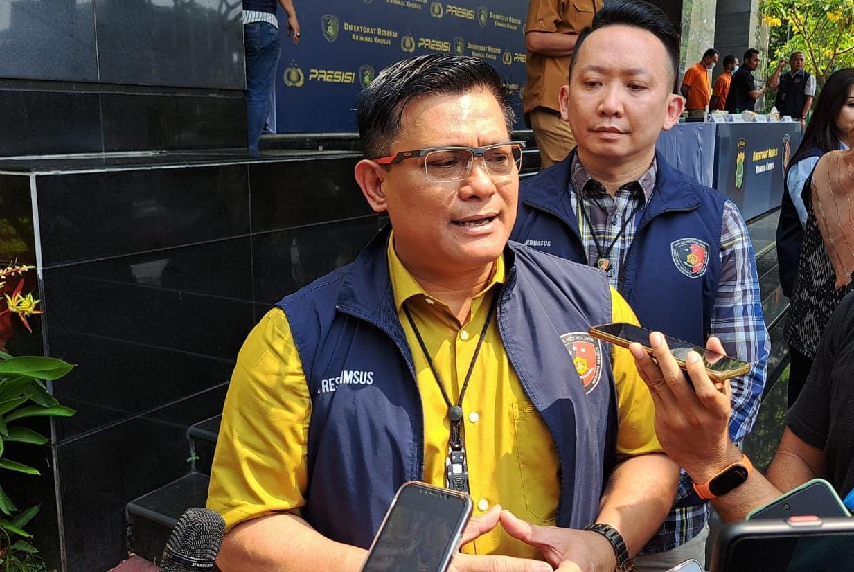 Dirreskrimsus Polda Metro Jaya Kombes Pol Ade Safri Simanjuntak beri keterangan. (Foto: PMJ/Fajar).  