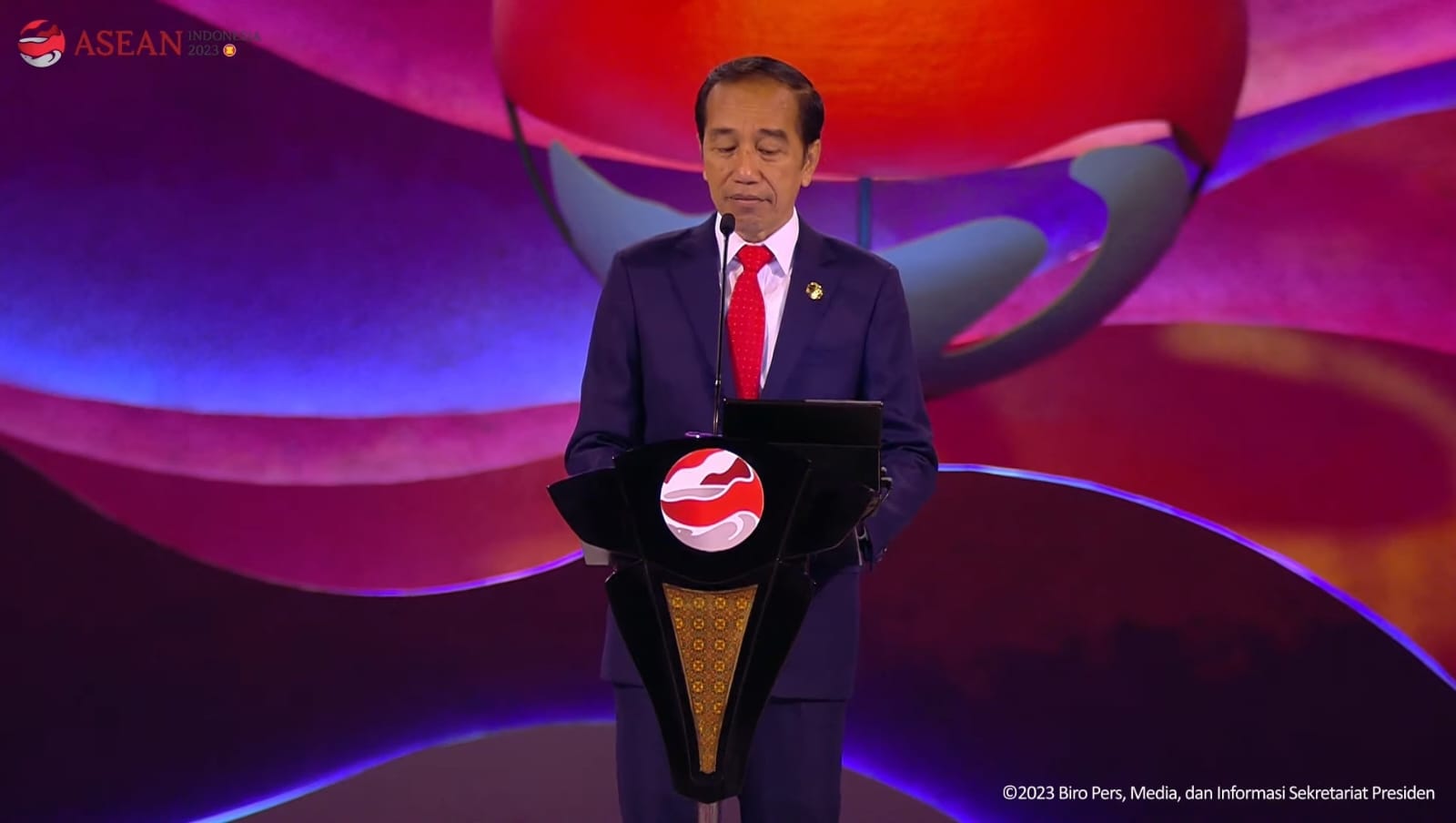 Presiden Jokowi resmi membuka KTT ASEAN Ke-43. (Foto; PMJ/Dok Setpres). 