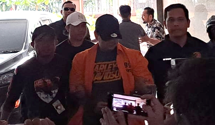 Tersangka Dito Mahendra ditangkap penyidik Bareskrim Polri di Bali. (Foto: PMJ News/Fajar)