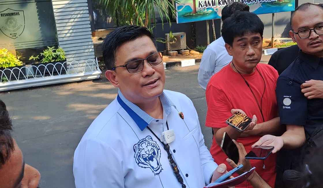 Dirreskrimsus Polda Metro Jaya, Kombes Pol Ade Safri Simanjuntak saat memberikan keterangan pers. (Foto: PMJ News/Fajar)