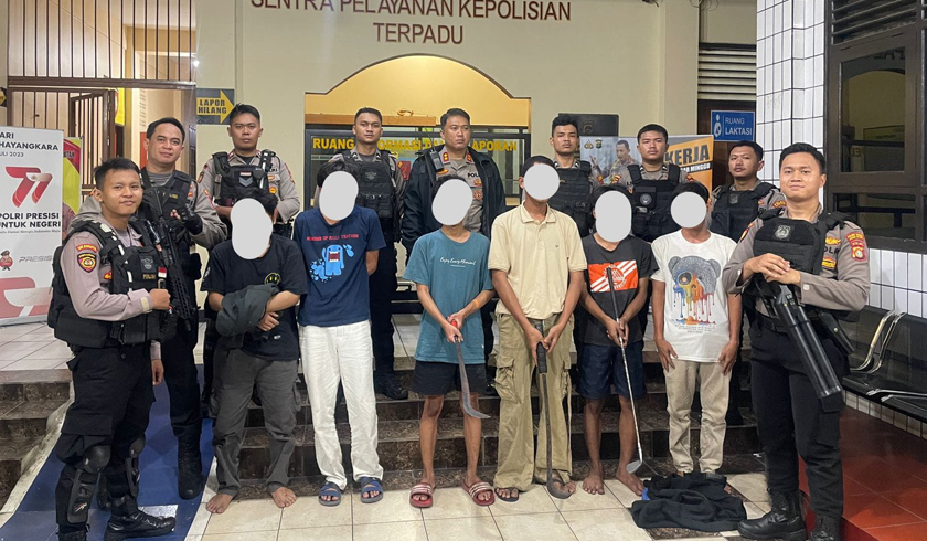Tim Patroli Perintis Presisi Polres Metro Jakarta Selatan mengamankan enam remaja dan barang bukti senjata tajam. (Foto: PMJ News)