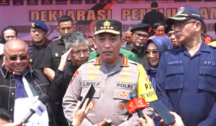 Kapolri Jenderal Listyo Sigit Prabowo memberikan arahan pada Apel Gelar Pasukan Operasi Mantap Brata 2023-2024 di Monas, Jakarta Pusat. (Foto: PMJ News)