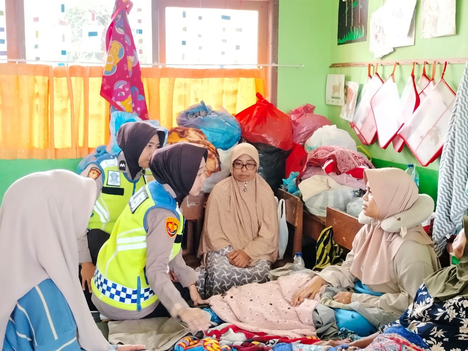 Tim SSDM Polri mengerahkan tim kemanusiaan untuk membantu pemulihan korban banjir lahar dingin di Sumatera Barat. (Foto: PMJ/Ist). 