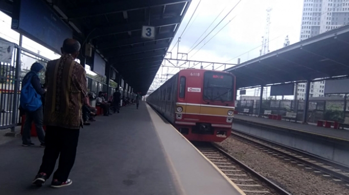 Salah satu moda transportasi di Jakarta, KRL Commuter Line. (Foto: PMJ News/Hdi)