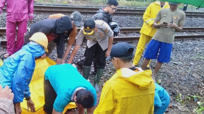 Ilustrasi petugas mengevakuasi jasad pria yang tewas tertabrak KRL. (Foto: Dok PMJ News)