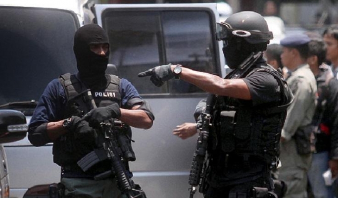 Tim Densus 88 Antiteror Polri saat mengamankan terduga teroris. (Foto: Dok PMJ News)