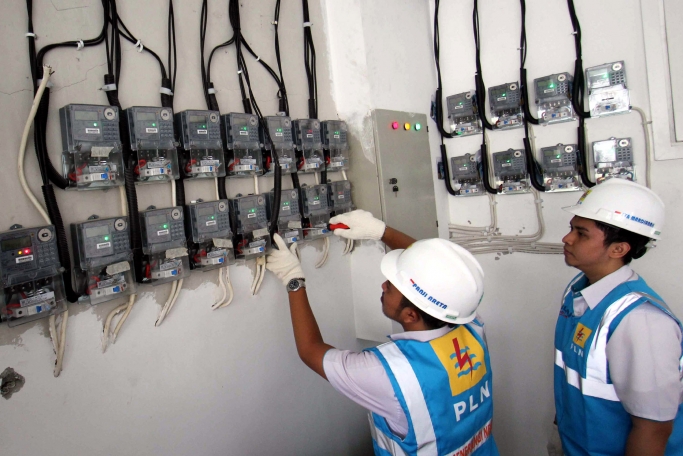 Petugas PLN tengah memperbaiki gardu listrik. (Foto: PMJ/ Dok Net)