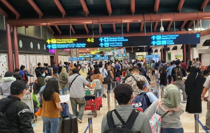 Antrean penumpang di Bandara Bandara Soekarno-Hatta. (Foto: PMJ News/Lely).