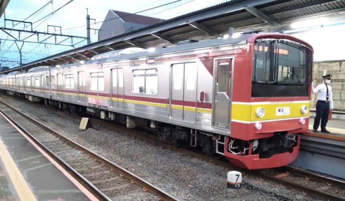 Salah satu moda transportasi di Jakarta, KRL commuter Line. (Foto: PMJ News/Hdi)