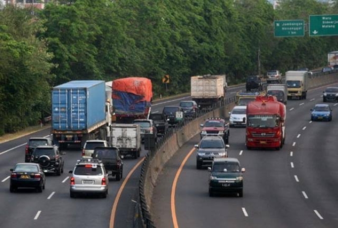 Angkutan barang melintasi jalan tol. (Foto: PMJ/ Dok Net). 