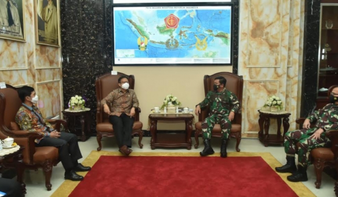 Panglima TNI Marsekal Hadi Tjahjanto menerima kunjungan Menteri Kesehatan, Budi Gunadi Sadikin. (Foto: PMJ News).