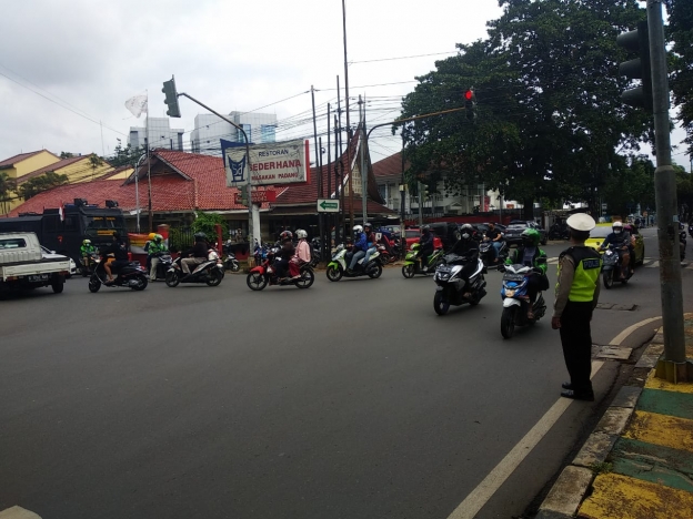 Pengamanan polisi di depan PN Jaksel. (Foto: PMJ News/ Adi)