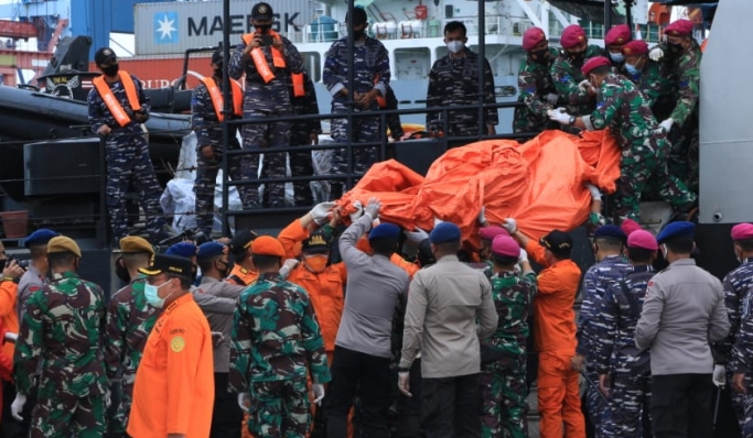 Personel gabungan mengumpulkan temuan dari jatuhnya pesawat Sriwijaya Air. (Foto: PMJ News/Adi).