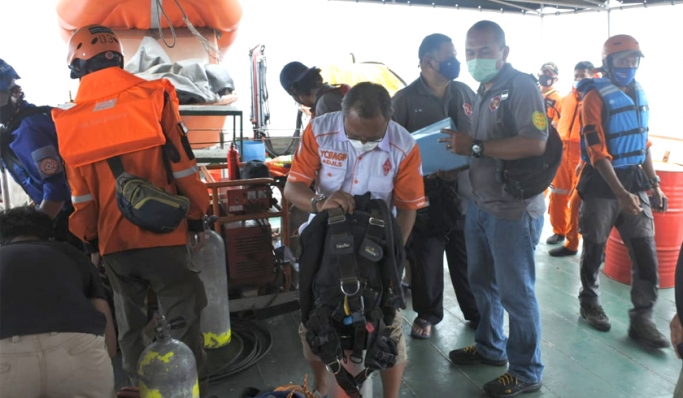 Tim penyelam tersebut berasal dari pengawasan Basarnas bersiap melakukan pencarian pesawat Sriwijaya JS 182 di bawah laut. (Foto: PMJ News/Fajar).