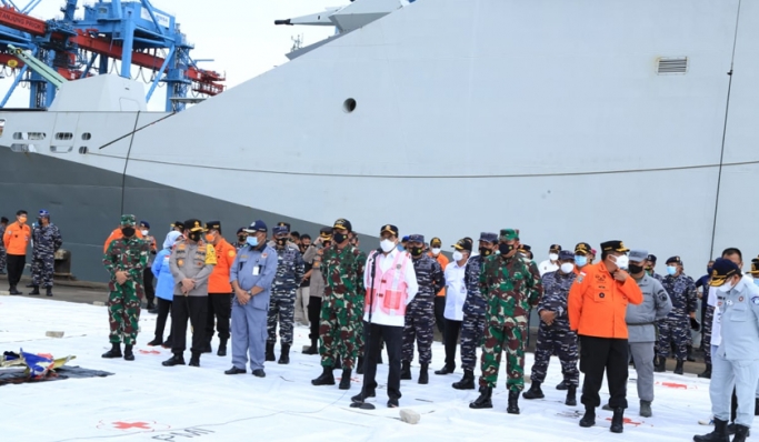 Panglima TNI dan Menteri Perhubungan Budi Karya Sumadi saat memantau evakuasi pesawat Sriwijaya Air JS 182.(Foto: PMJ News/Adi).