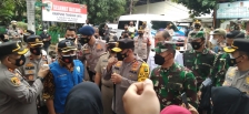 Kapolda Metro Jaya Irjen Pol Fadil Imran dan Pangdam Jaya Mayjen TNI Dudung Abdurachman meninjau langsung Kampung Tangguh Jaya di Penjaringan Jakut. (Foto: PMj News). 