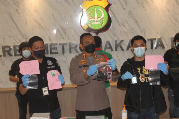 Kapolres Metro Jakarta Barat Kombes Pol Ady Wibowo dan jajarannya memperlihatkan barbuk narkoba dan senpi yang dimiliki suami Nindy Ayunda, Askara Parasady Harsono. (Foto: PMJ News). 
