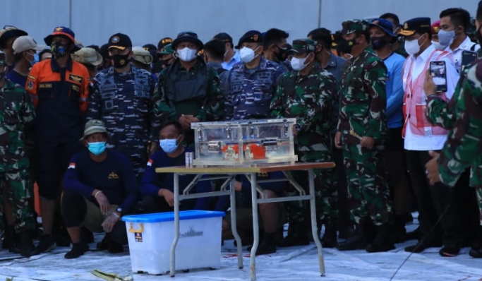 Black box atau kotak hitam pesawat Sriwijaya Air SJ-182 yang jatuh di Perairan Kepulauan Seribu, Jakarta, telah ditemukan. (Foto: PMJ News/Adi)