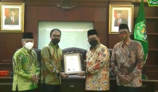 Kemenag secara resmi menyerahkan sertifikasi halal vaksin Covid-19 Sinovac kepada PT Bio Farma. (Foto: PMJ News/YouTube Kemenag).