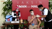 Selebritis Raffi Ahmad saat disuntik vaksin Covid-19. (Foto: PMJ News/YouTube Setpres).