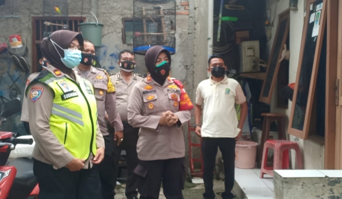 Polsek Bekasi Kota melaksanakan kegiatan empati building terhadap warga yang tengah menjalani isolasi mandiri. (Foto: PMJ News).