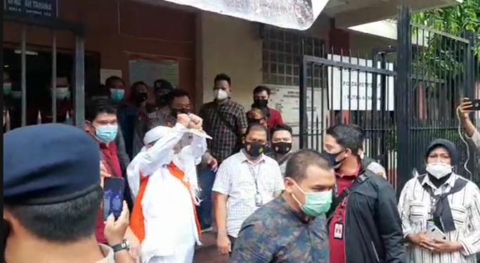 Pengamanan tersangka Habib Rizieq Shihab dari Rutan Polda Metro Jaya ke Rutan Bareskrim Polri. (Foto: PMJ News/ Fajar). 