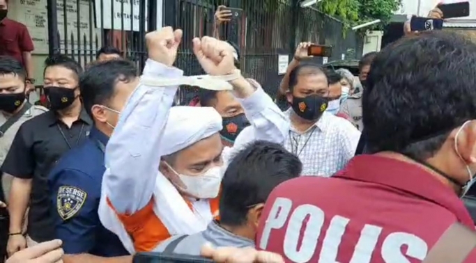 Pengamanan tersangka Habib Rizieq Shihab dari Rutan Polda Metro Jaya ke Rutan Bareskrim Polri. (Foto: PMJ News/ Fajar). 