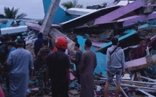 Sejumlah bangunan roboh akibat getaran gempa bumi yang mengguncang Majene dan Mamuju, Sulawesi Barat. (Foto: PMJ News/Instagram 
@foodgrapherpolman).