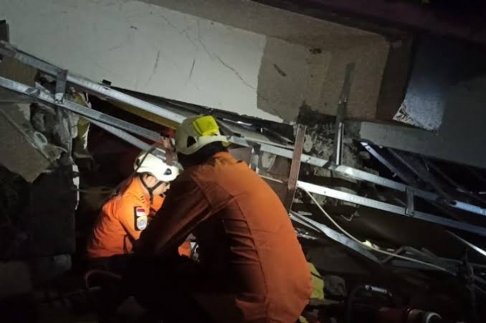 Petugas tengah membantu korban dan membersihkan puing-puing bangunan akibat gempa di Sulbar. (Foto: Dok Net)