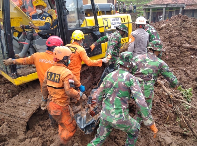 TNI- Polri bersama Tim Basarnas tengah mengevakuasi korban tanah longsor. (Foto: Dok Net). 