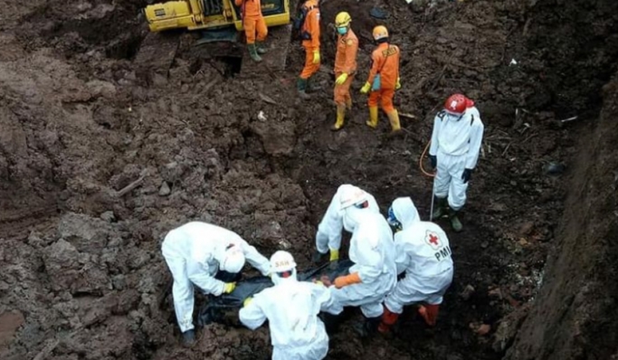 Basarnas menemukan seluruh korban jiwa yang tertimbun tanah longsor di Sumedang, Jawa Barat. (Foto: PMJ News/Instagram @sar_nasional).