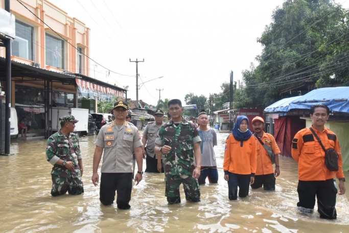 Air banjir menggenangi kawasan Cirebon bagian barat. (Foto: Dok Net)