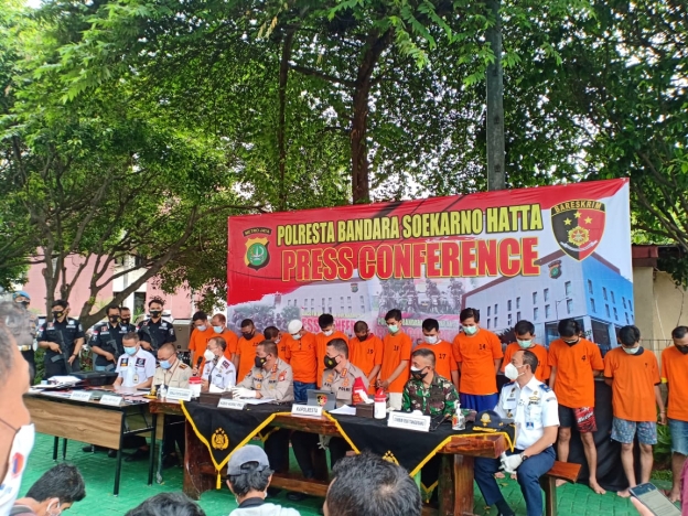 Kabid Humas POlda Metro Jaya Kombes Pol Yusri Yunus bersama jajaran Polresta Soetta dalam mengungkap kasus pemalsuan surat kesehatan (hasil rapid dan swab). (Foto: PMJ News). 