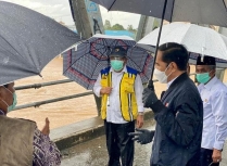 Presiden Jokowi meninjau wilayah banjir di kawasan Sungai Martapura. (Foto: PMJ News/Instagram @jokowi).