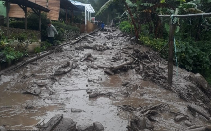 Banjir bandang menerjang kawasan Gunung Mas, Kecamatan Cisarua, Kabupaten Bogor. (Foto: PMJ News/Istimewa).