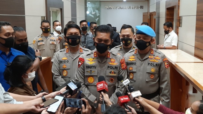 Utusan Tim Komjen Listyo Sigit yang terdiri dari Kadiv Propam Irjen Pol Ferdi Sambo, Kapolda Aceh Irjen Pol Wahyu Widada, Kapolda Jawa Timur Irjen Pol Nico Afinta, di Gedung DPR RI. (Foto: Dok Net/ Jakarta News). 