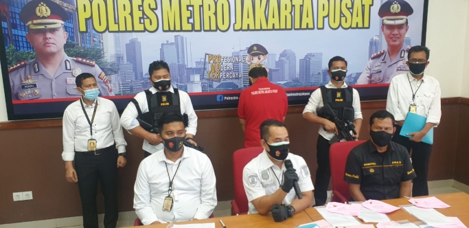 Keterangan Kasat Reskrim Polres Jakarta Pusat AKBP Burhanuddin dan jajarannya di Polres Metro Jakarta Pusat. (Foto: PMJ News)