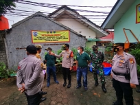 Wakapolres Metro Jakarta Barat AKBP Dr Bismo Teguh Prakoso bersama jajarannya mengecek langsung aktivitas Kampung Tangguh Jaya di kawasan Kebon Jeruk. (Foto: PMJ News). 