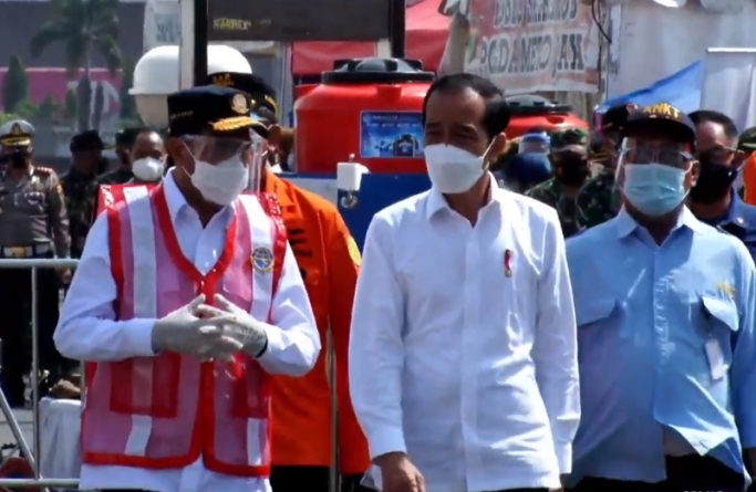 Presiden Jokowi saat meninjau posko darurat pencarian pesawat Sriwijaya Air di JITC, Jakarta Utara. (Foto: PMJ News).