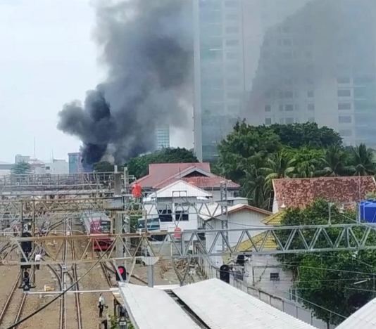 Kebakaran hanguskaan rumah di samping rel dan kawasan Stasiun Tanah Abang, Jakarta Pusat. (Foto: Akun Instagram jkt.info)