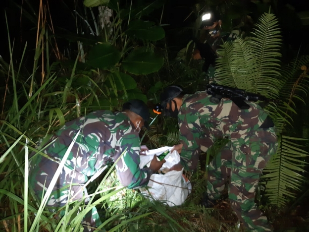 Satgas Pamtas Yonif 642/Kapuas berhasil menggagalkan penyelundupan ratusan botol miras ilegal. (Foto: PMJ News/ Puspen TNI). 