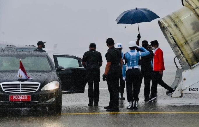 Presiden Jokowi saat tiba di Bandara Sultan Mahmud Badaruddin II. (Foto: PMJ News/Instagram @jokowi).