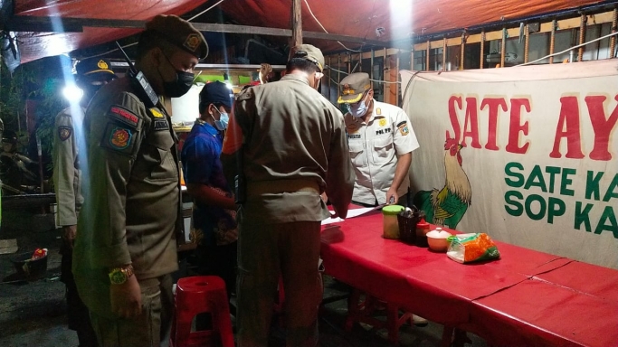 Anggota Polsek Tanjung Duren bersama Tiga Pilar Kecamatan Grogol Petamburan melakukan operasi yustisi kemanusiaan. (Foto: PMJ News). 